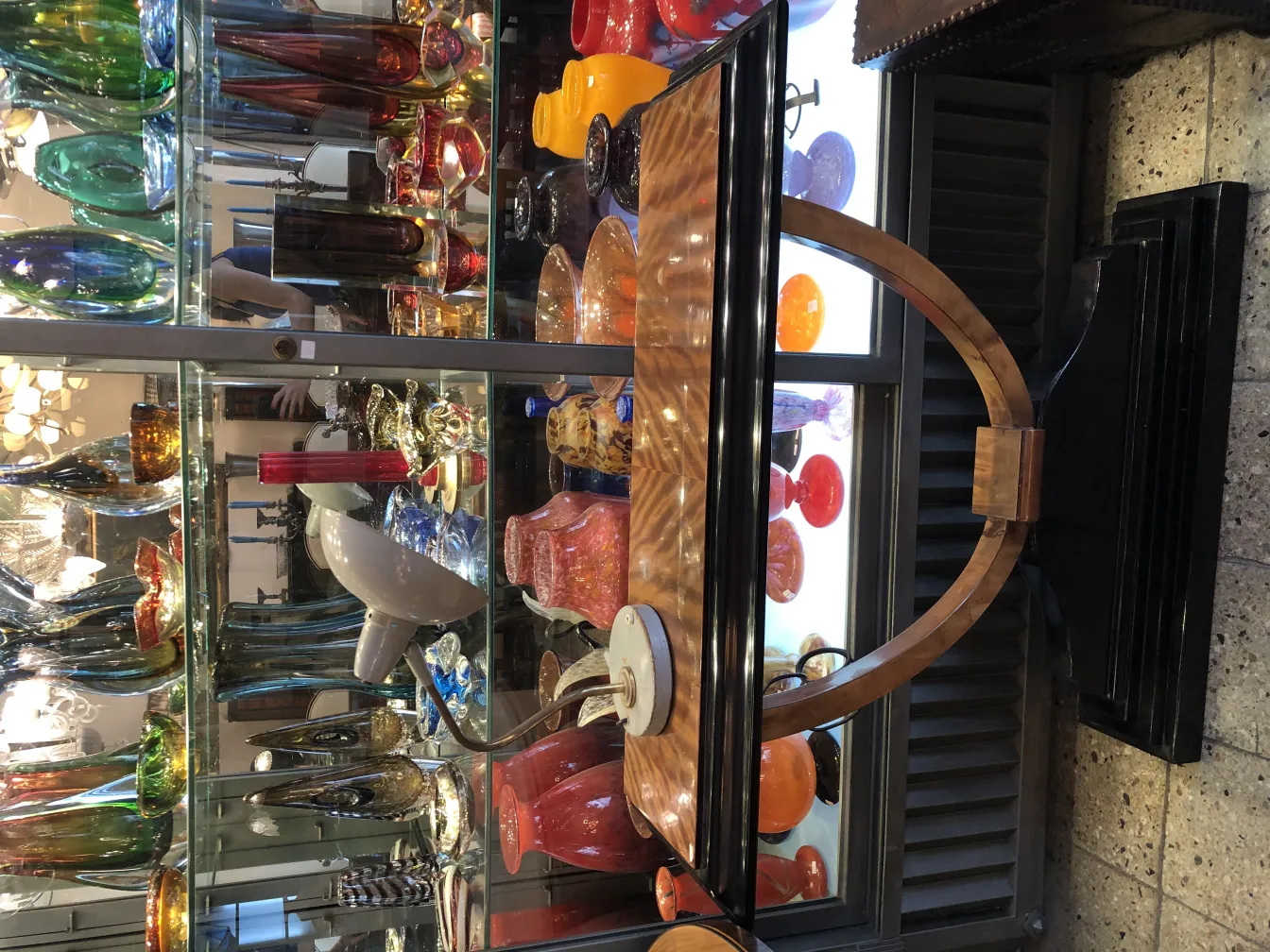 Luminária de mesa antiga com design clássico em um ambiente decorativo