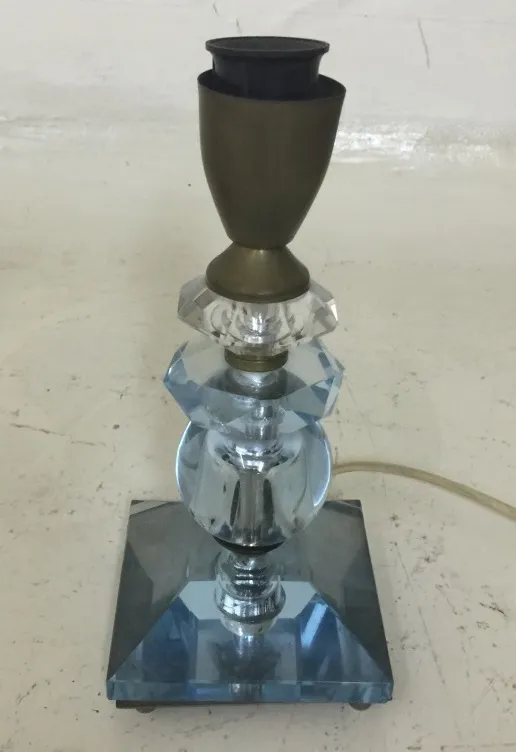 Lampada da tavolo antica con design elegante e base decorativa.