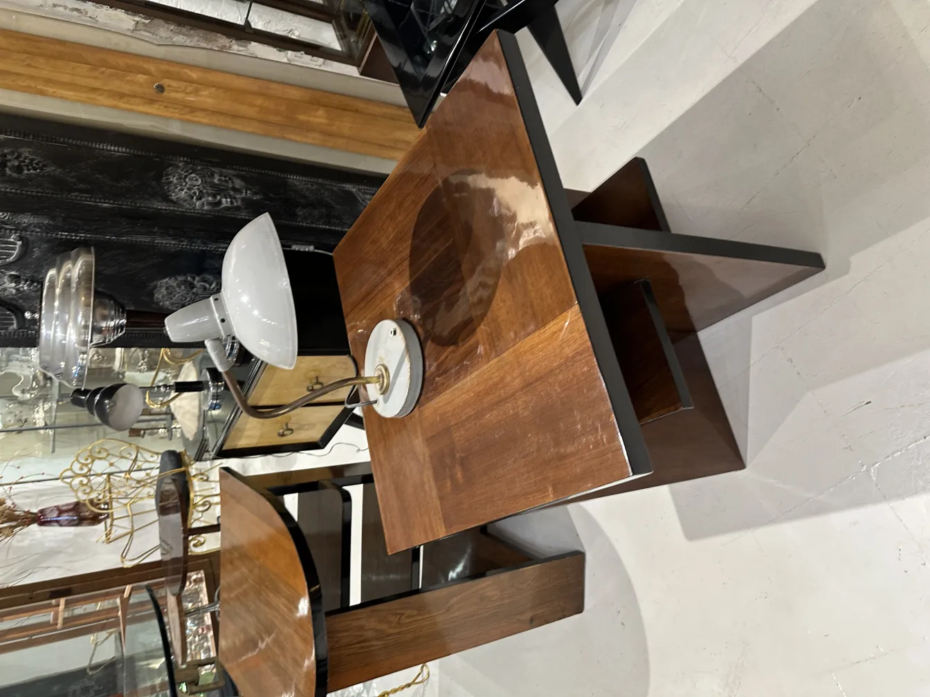 lampada da tavolo antica con design unico su un tavolo di legno