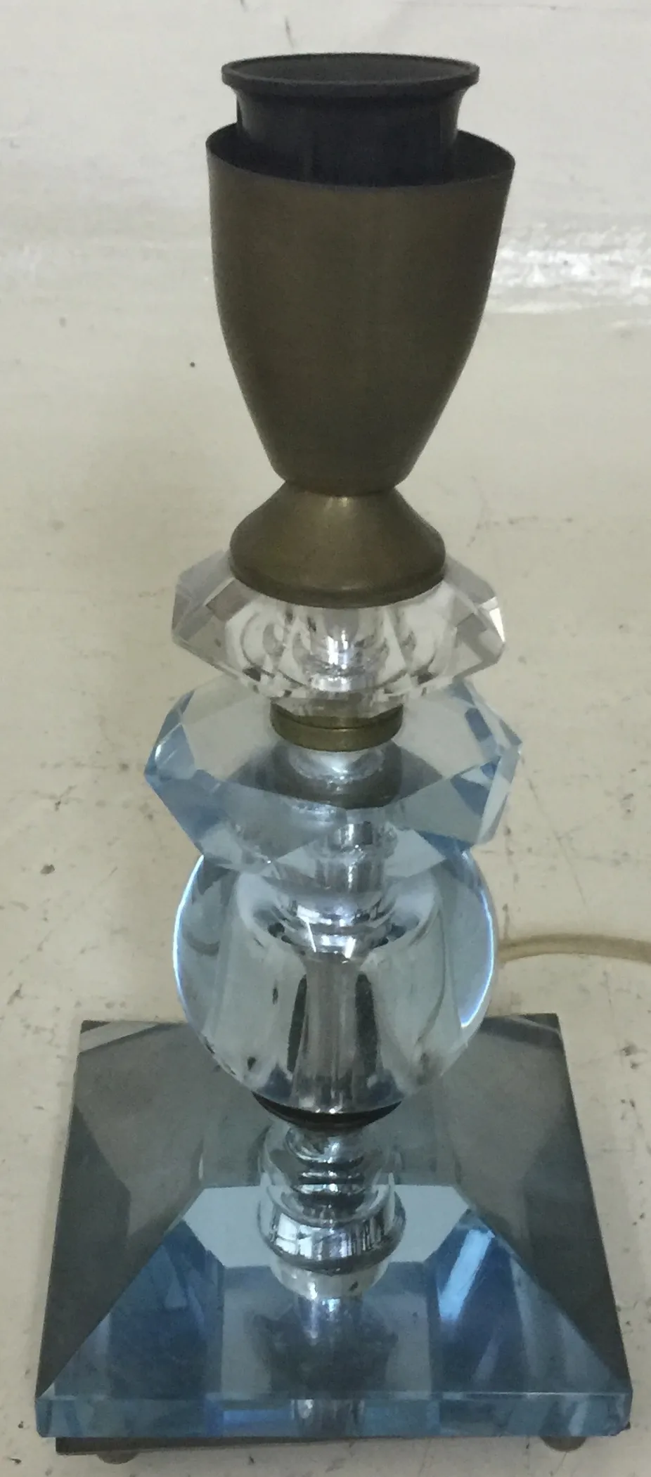 lampe de bureau antique avec base en cristal bleu clair et détails brillants