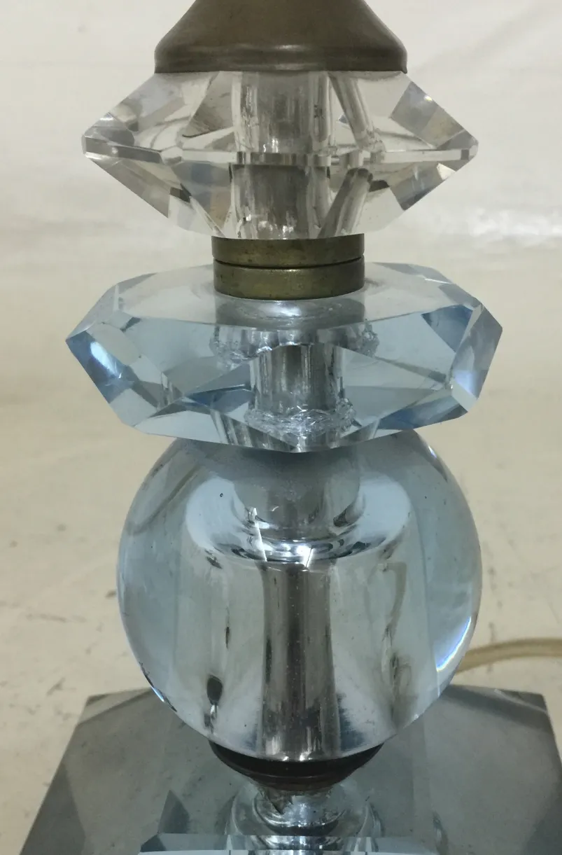 Antike Tischlampe mit elegantem Design und ansprechenden Formen, ideal für die Dekoration.