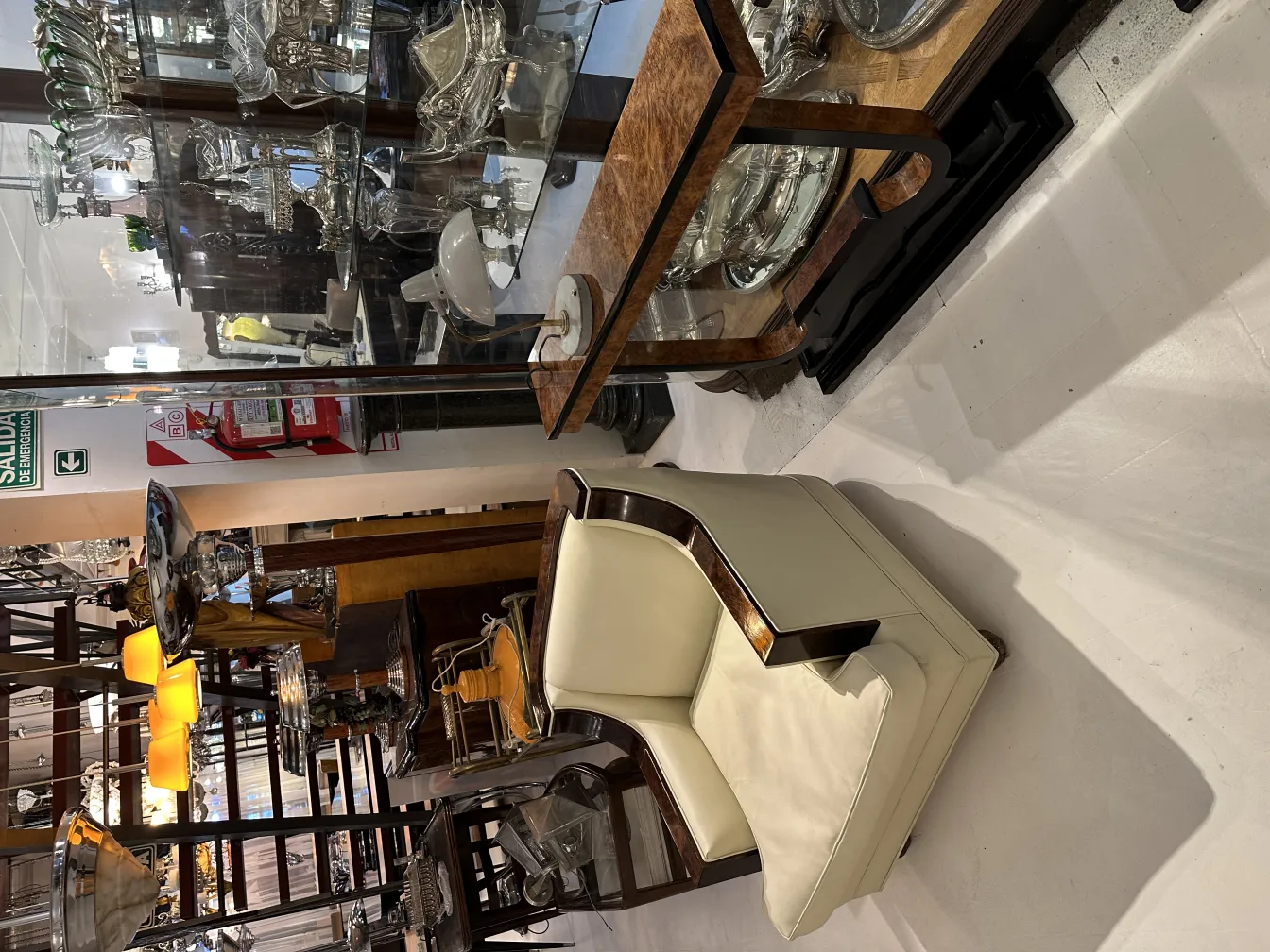 старинная настольная лампа с декоративной основой и теплым светом в элегантной обстановке