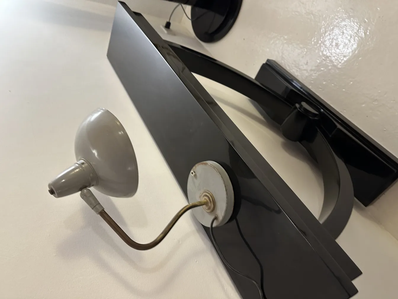 Античная настольная лампа с черной основой и классическим дизайном, идеальна для декора.