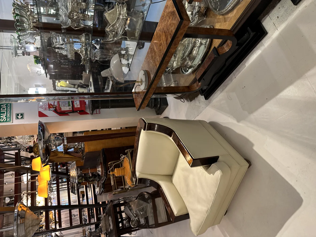 lámpara de mesa antigua con diseño clásico en ambiente elegante