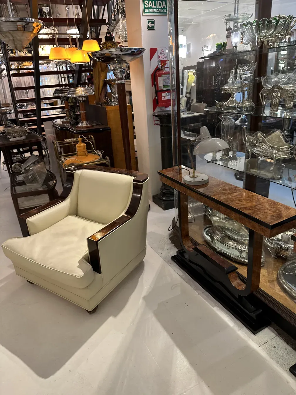 antigua lámpara de mesa de diseño serge mouille, con un estilo único.