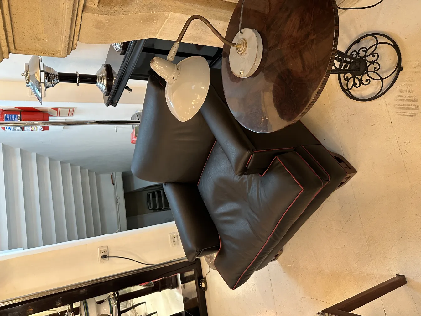 antike tischlampe mit elegantem design in einem gemütlichen raum