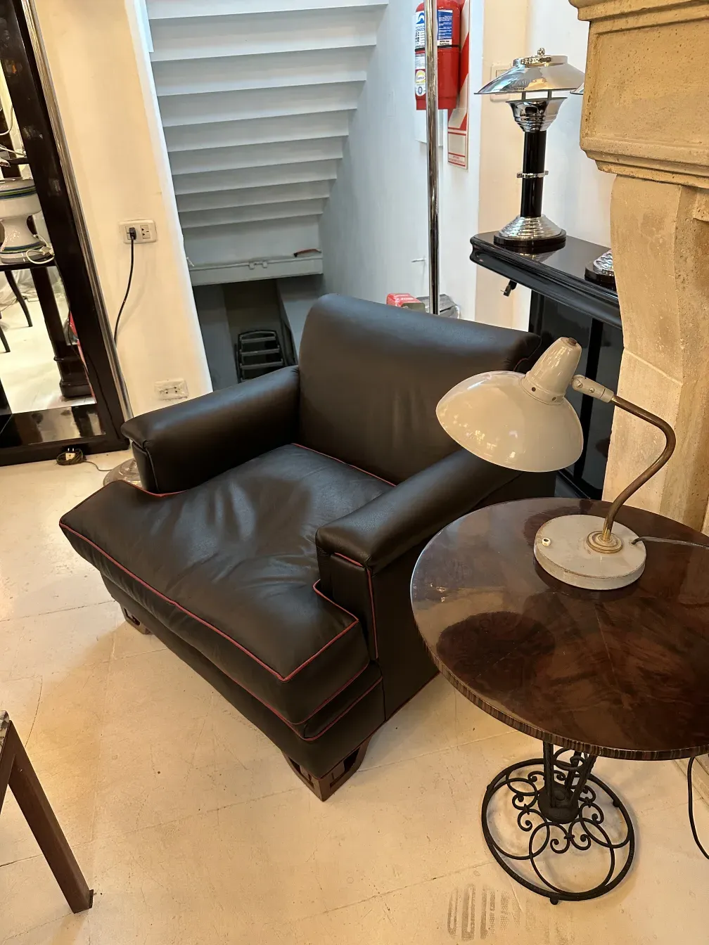 lampada da tavolo antica di Serge Mouille, elegantemente esposta in una stanza moderna