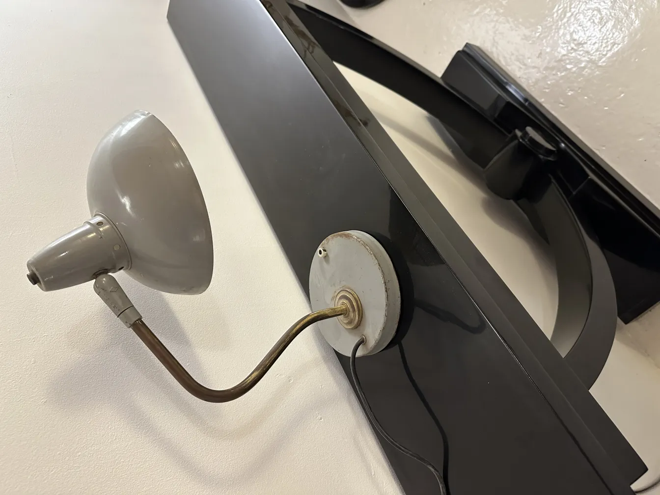 lampada da tavolo antica con design elegante e sottile