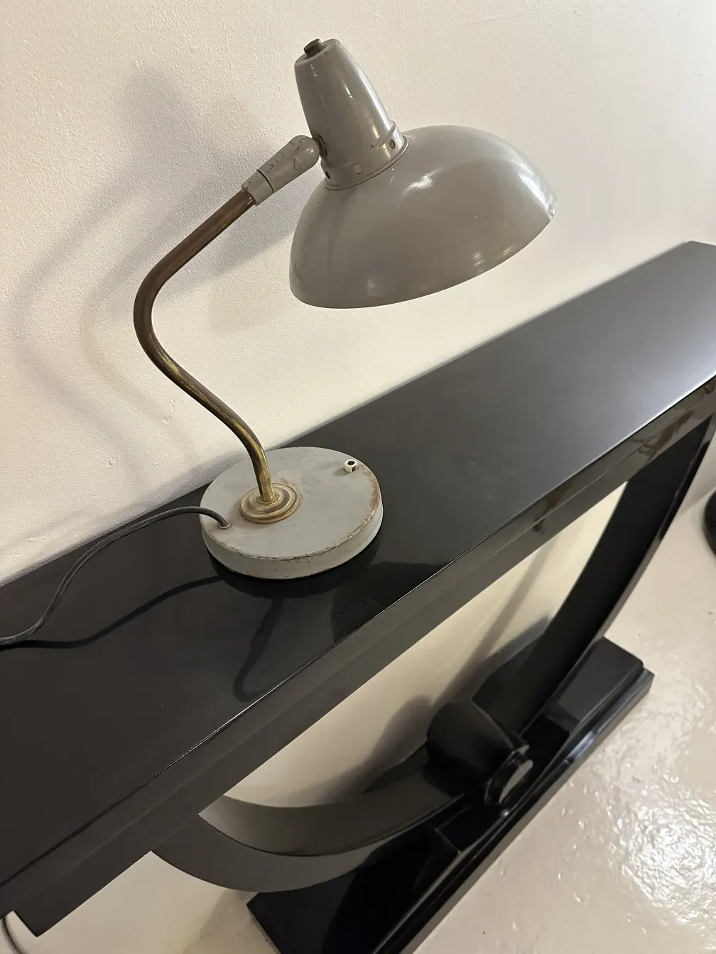 Lámpara de mesa antigua de Serge Mouille con brazo articulado y diseño industrial en ambiente moderno.