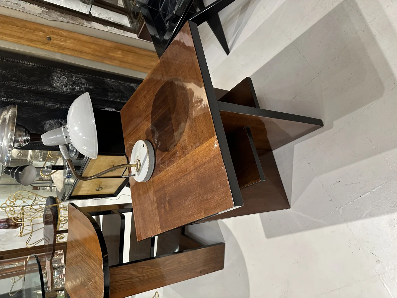 lampara de mesa antigua con base blanca y sombra brillante