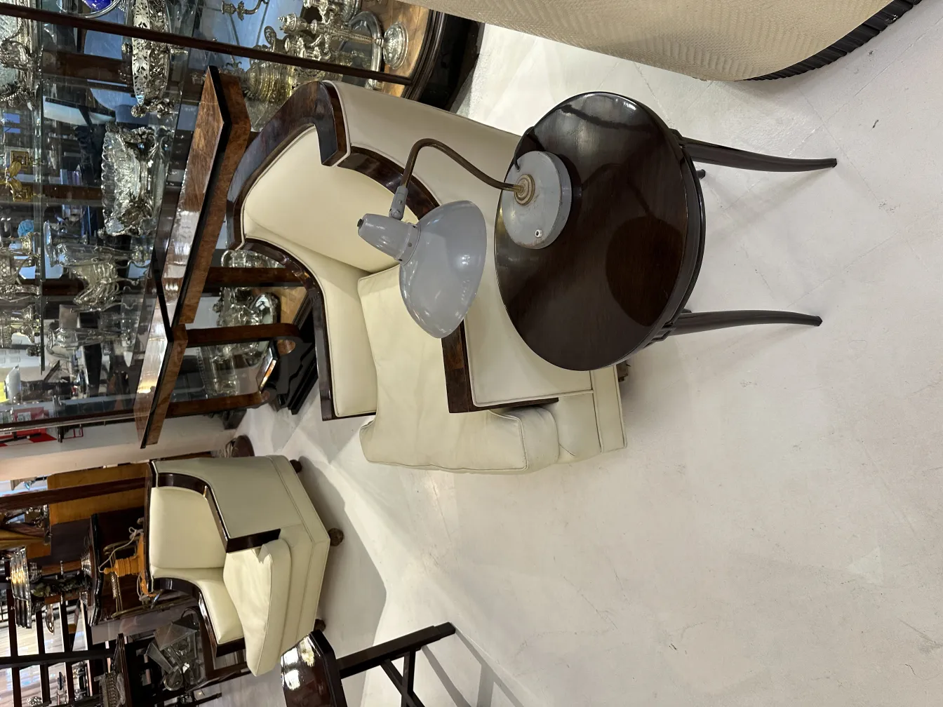 alte Tischlampe mit elegantem Design und runder Basis