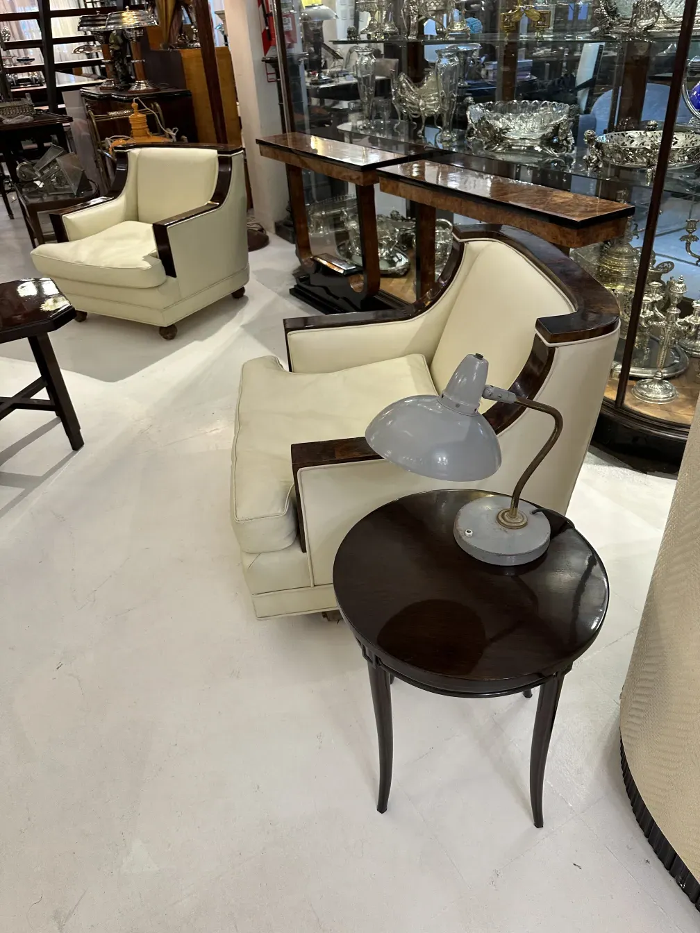 lampada da tavolo antica in un ambiente raffinato