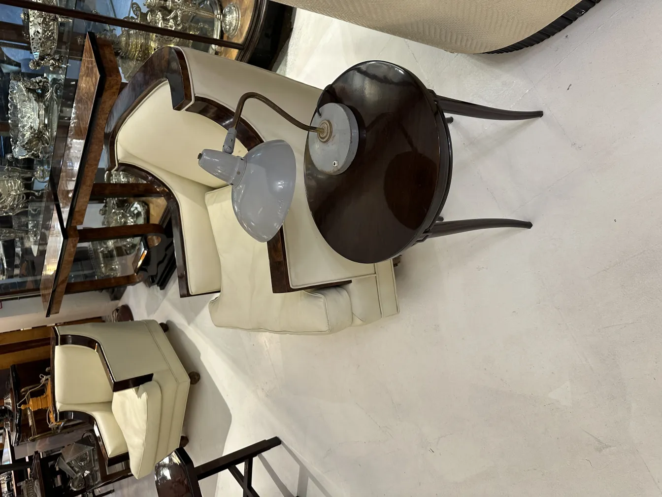 Lampada da tavolo antica di forma classica in un ambiente accogliente.