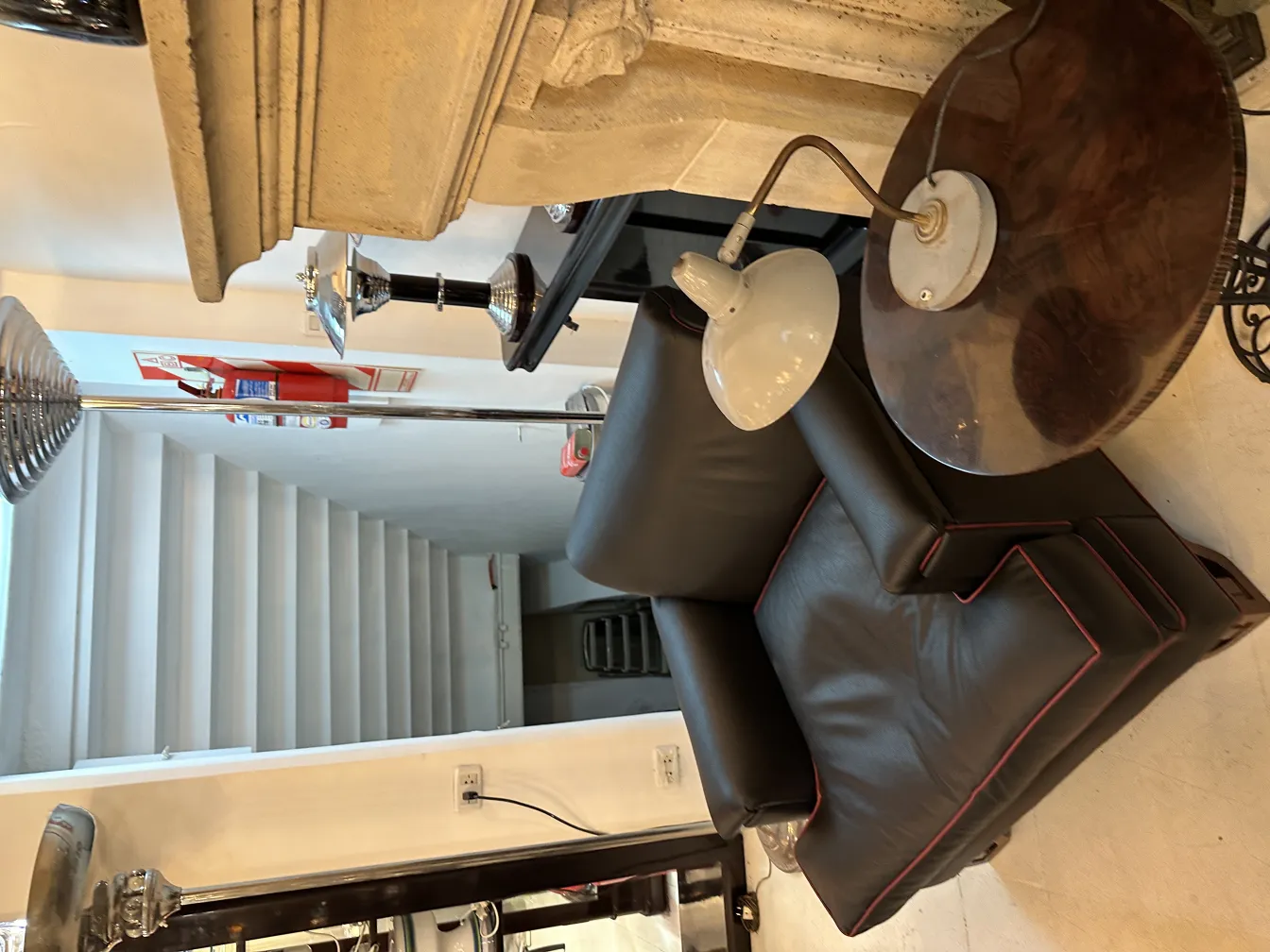 lampe de bureau antique dans une salle moderne, bras réglable