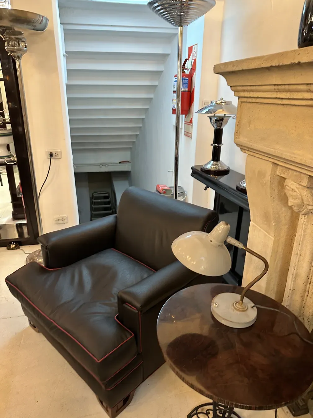 古董灰色台灯在圆桌上，优雅的环境