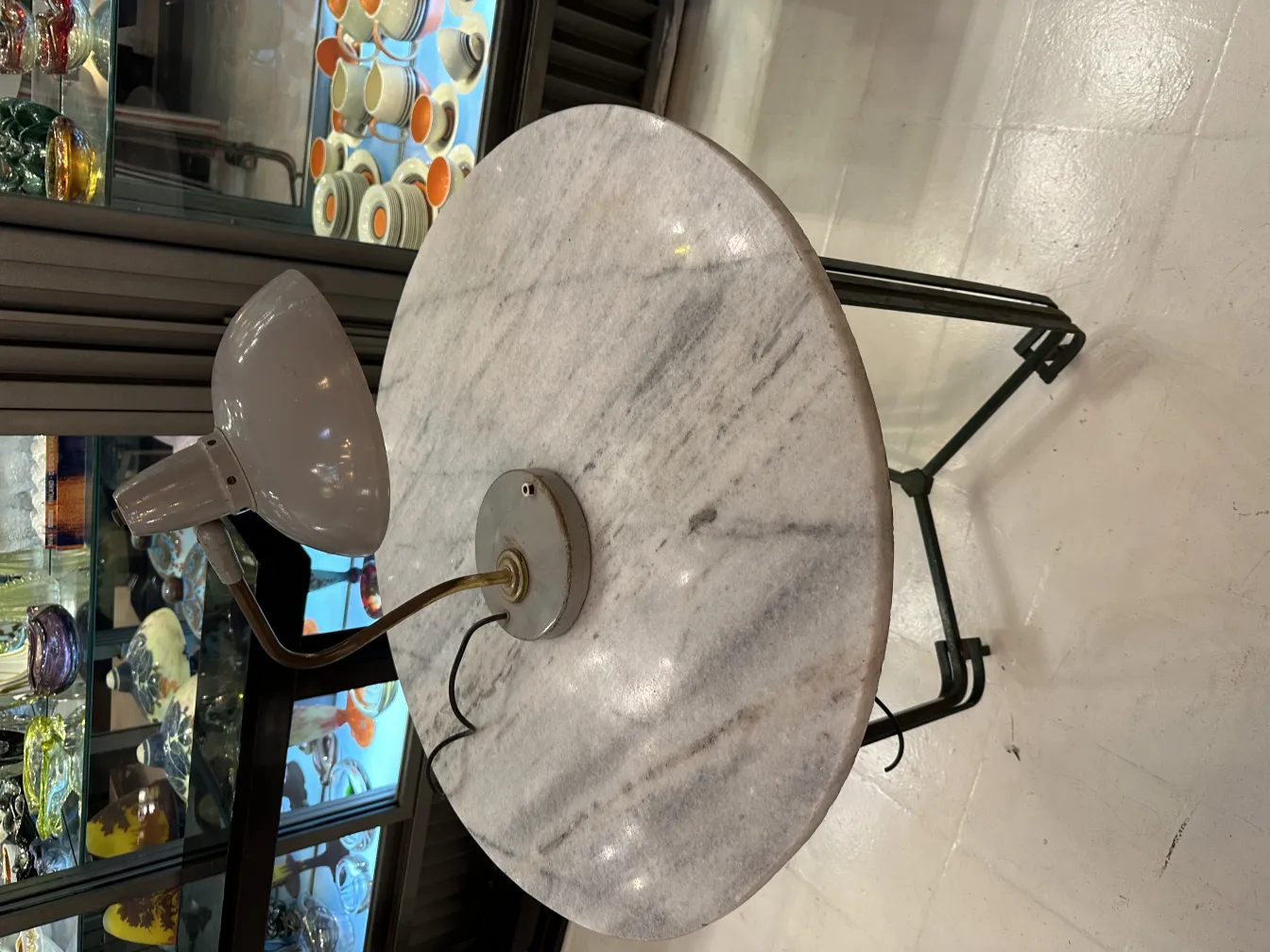 lampe de bureau ancienne avec base circulaire et abat-jours ronds, contexte d'antiquités