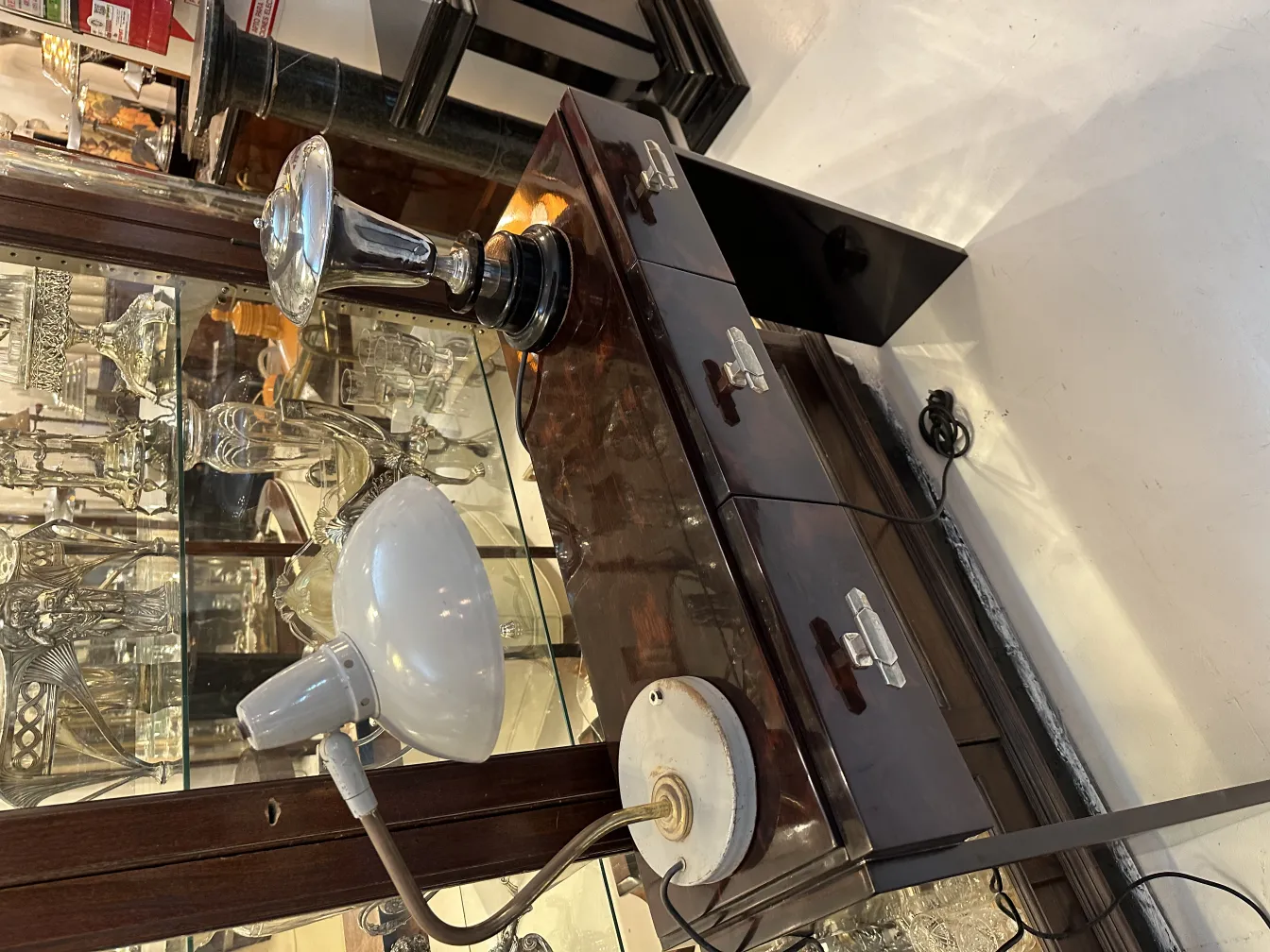 Antigua lámpara de mesa con diseño clásico, ideal para escritorios, en un entorno retro.