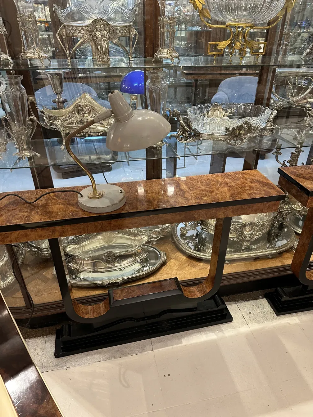 Lampe de bureau ancienne avec base dorée, illuminant un cadre élégant avec des détails modernes.