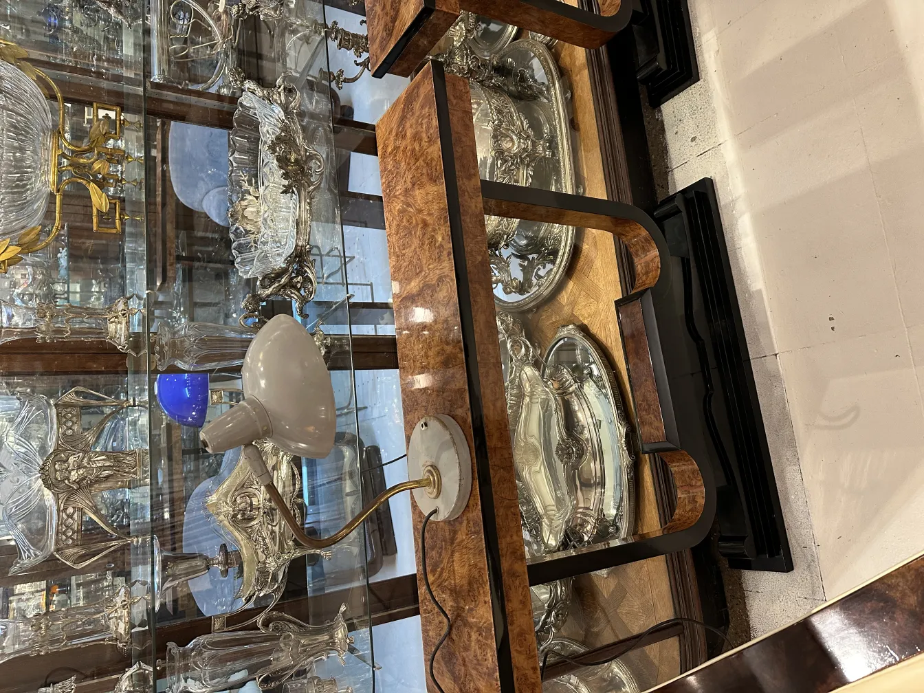 古董台灯，优雅的设计和精致的底座，完美的装饰品