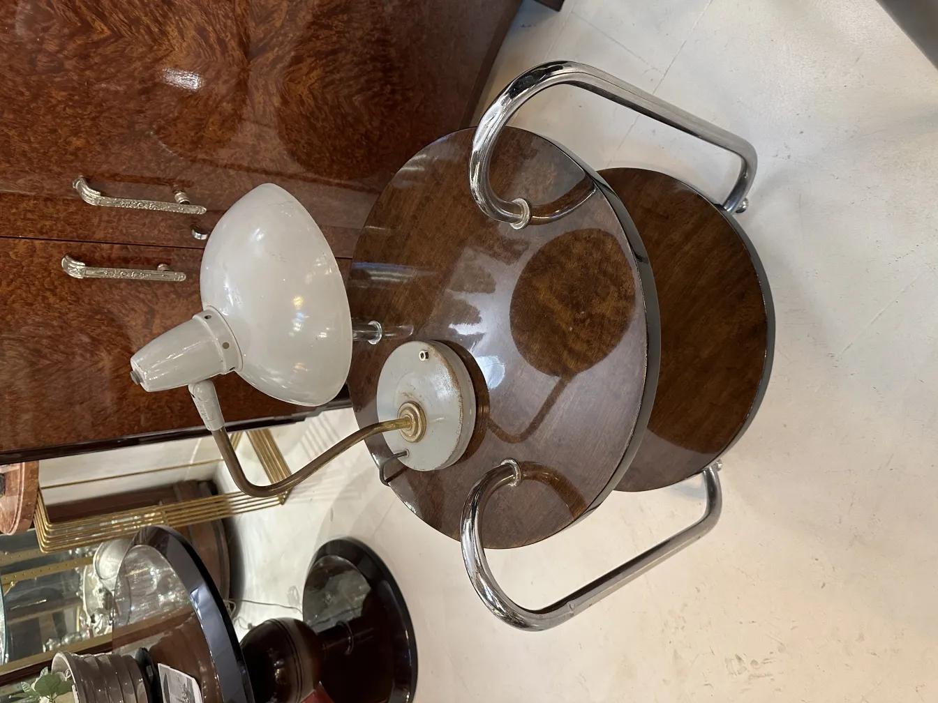 lampe de bureau ancienne avec abat-jour blanc dans un cadre élégant