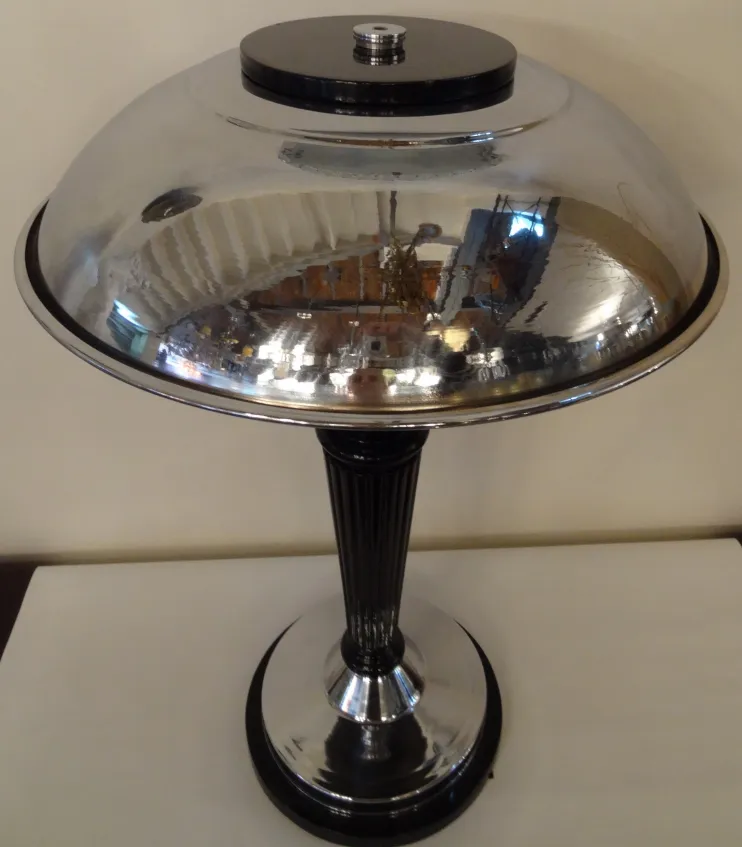 Luminária de mesa antiga com base preta e cúpula brilhante