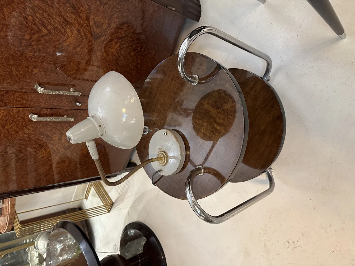 lámpara de mesa antigua con base redonda en un ambiente elegante