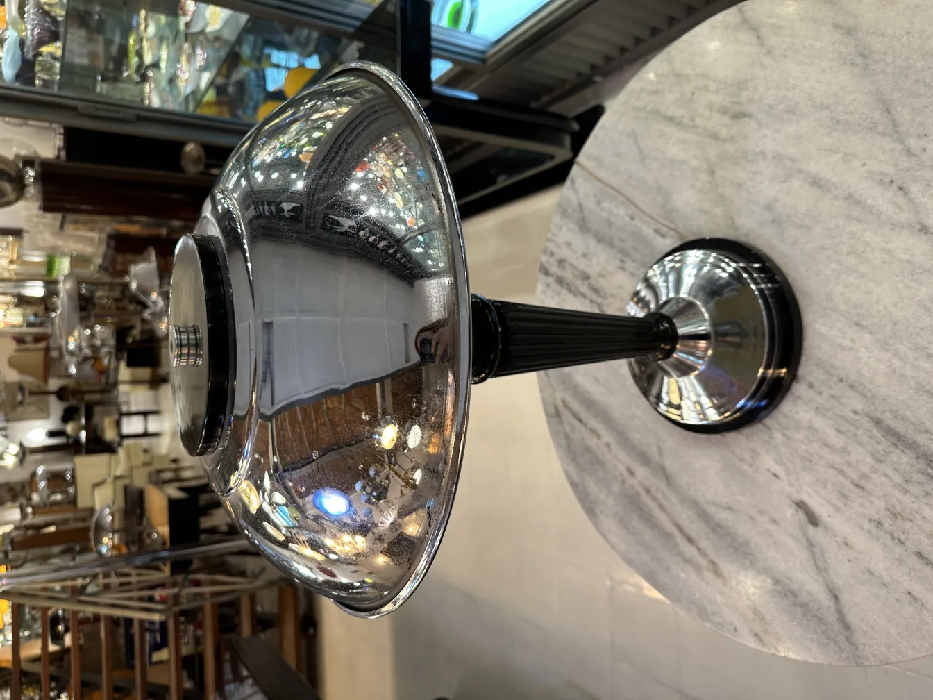 Luminária de mesa antiga com design elegante, iluminando suavemente