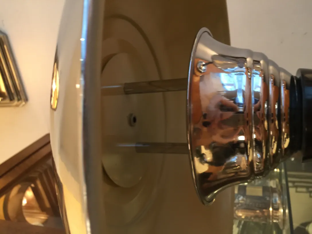 Lampe de bureau antique brillante avec une finition en argent.