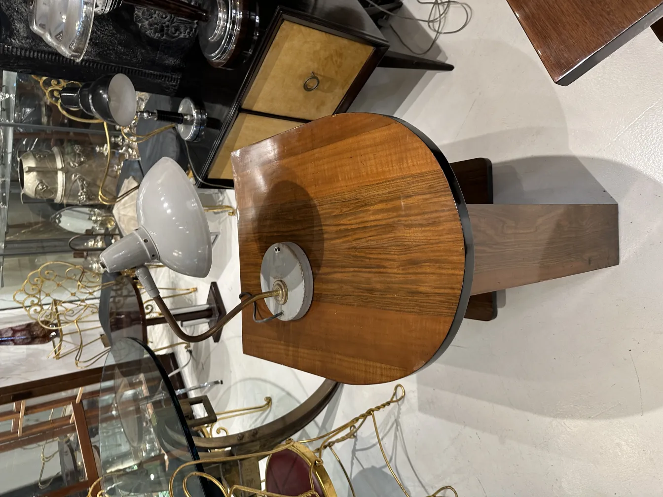 lampara de mesa con base de madera y pantalla gris, en ambiente de antigüedades