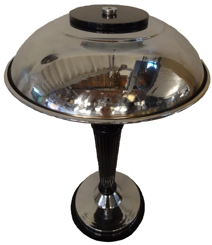 Lampe de bureau antique avec un dôme brillant et une base décorative dans un cadre élégant