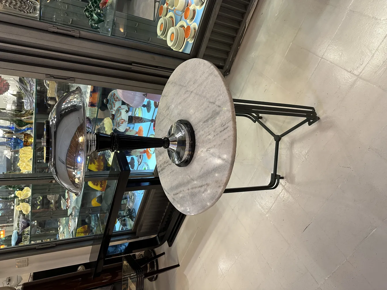 luminária de mesa antiga elegante com base preta e tampa de mármore em um ambiente acolhedor