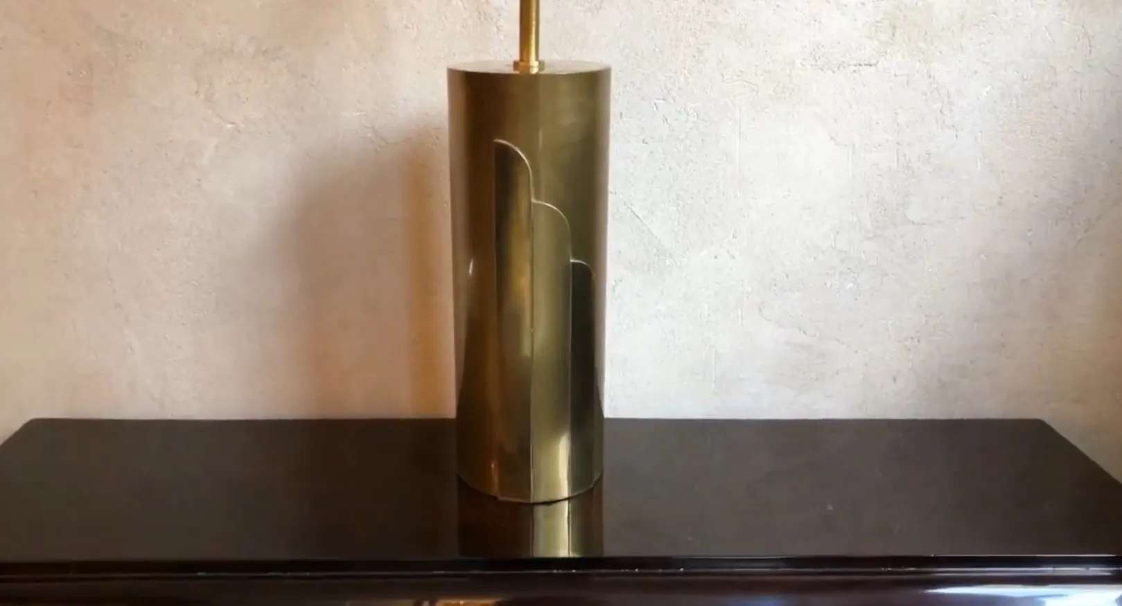 lampada da tavolo antica dorata con forma elegante