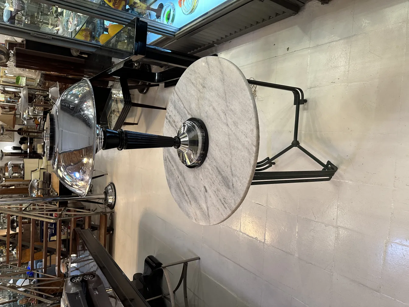 Antike Tischlampe mit schwarzem Fuß und elegantem Design, Vintage-Umgebung