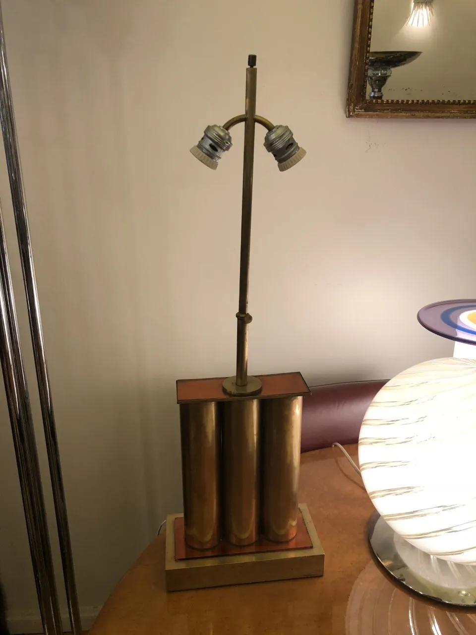 Lampe de bureau ancienne avec deux ampoules, fond neutre.