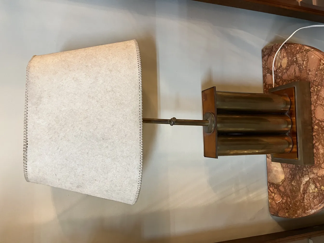 luminária de mesa antiga com cúpula branca, ambiente elegante