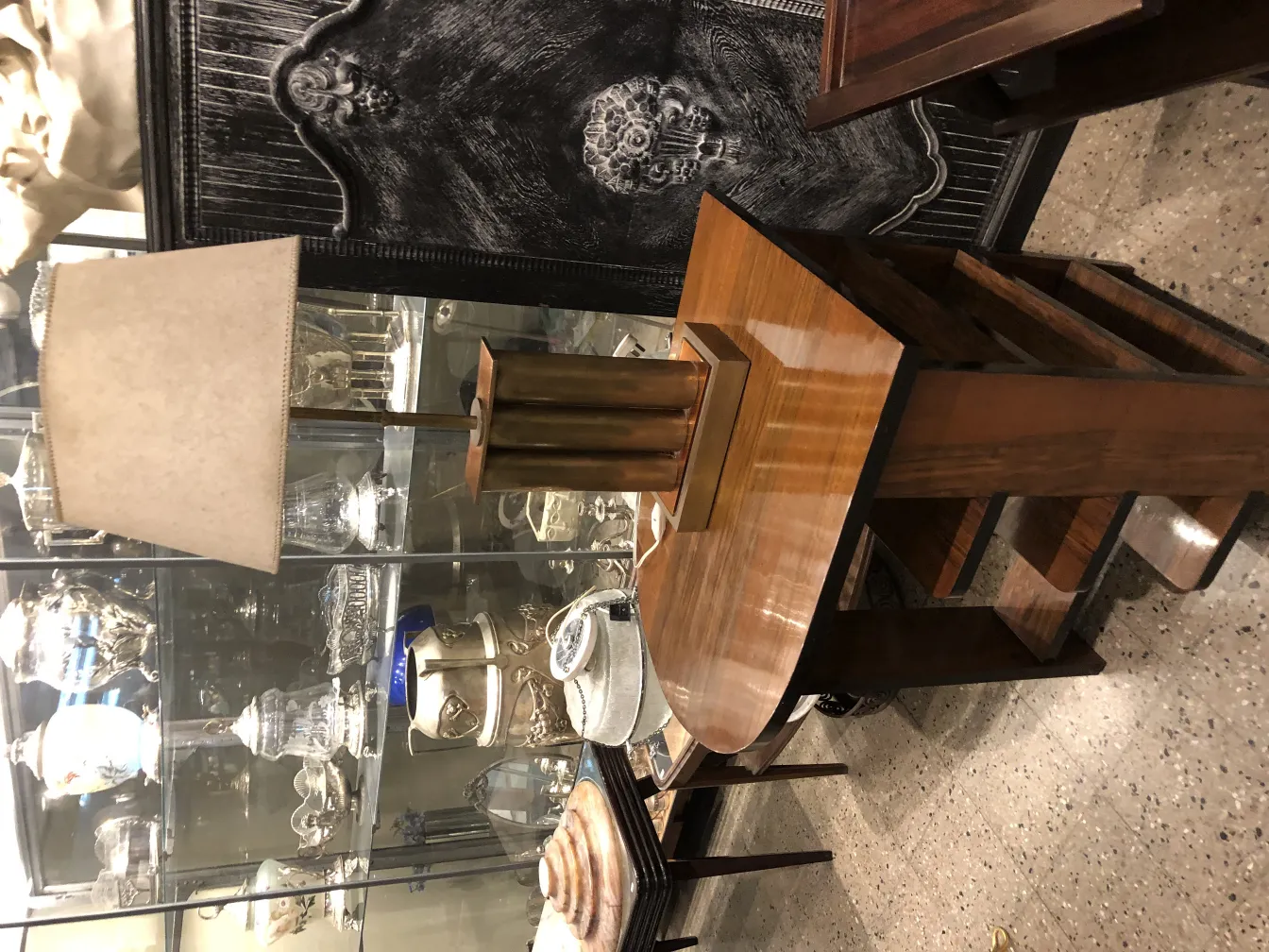 lampara de mesa antigua con pantala clara en un ambiente elegante con antigüedades