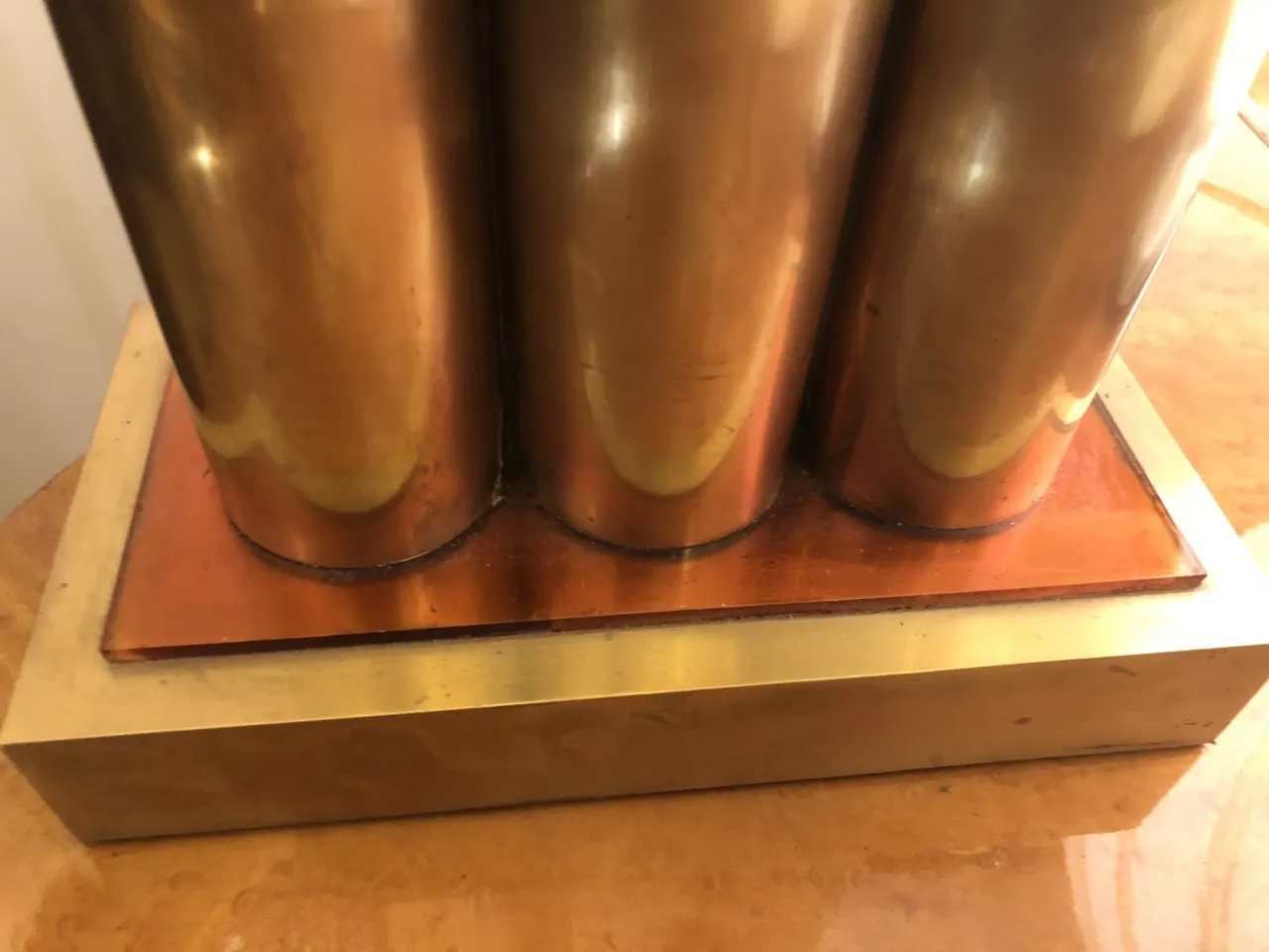 古董台灯带光亮底座，圆柱形状