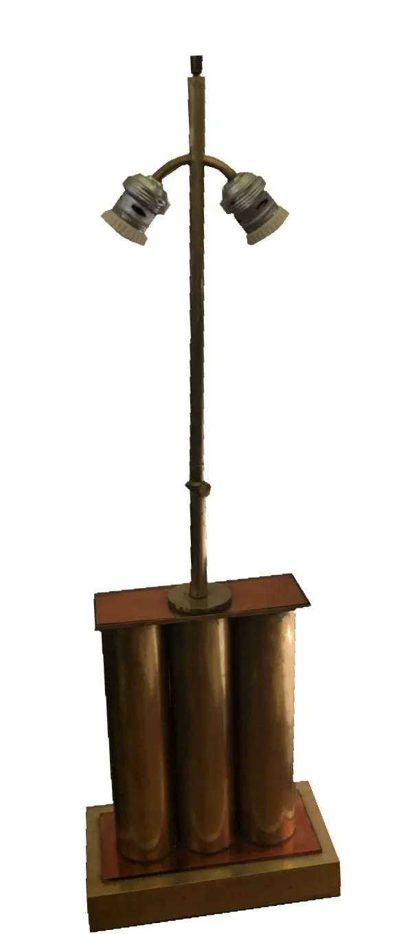 古いテーブルランプ、二つのシェード、温かみのある環境