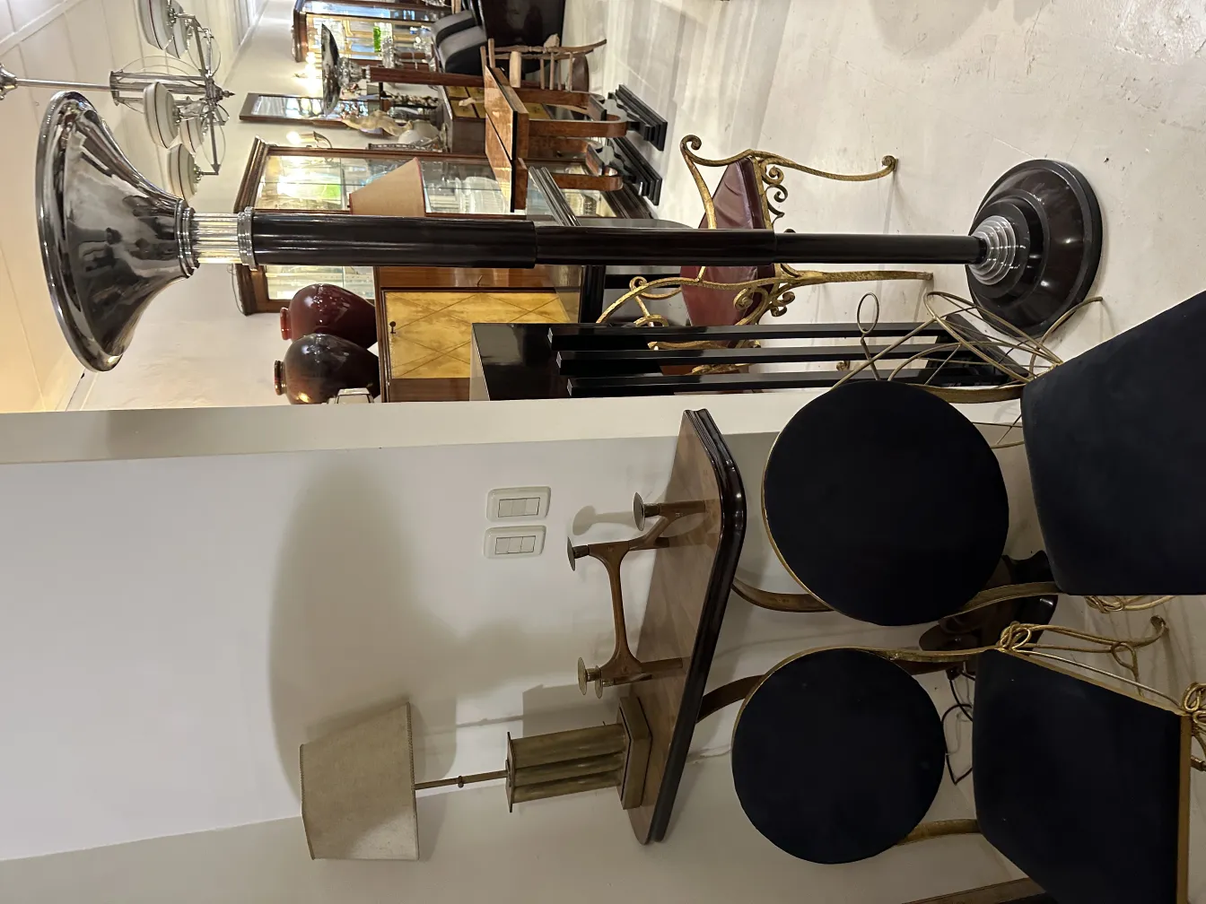 lampada da tavolo antica con base elegante in un ambiente classico