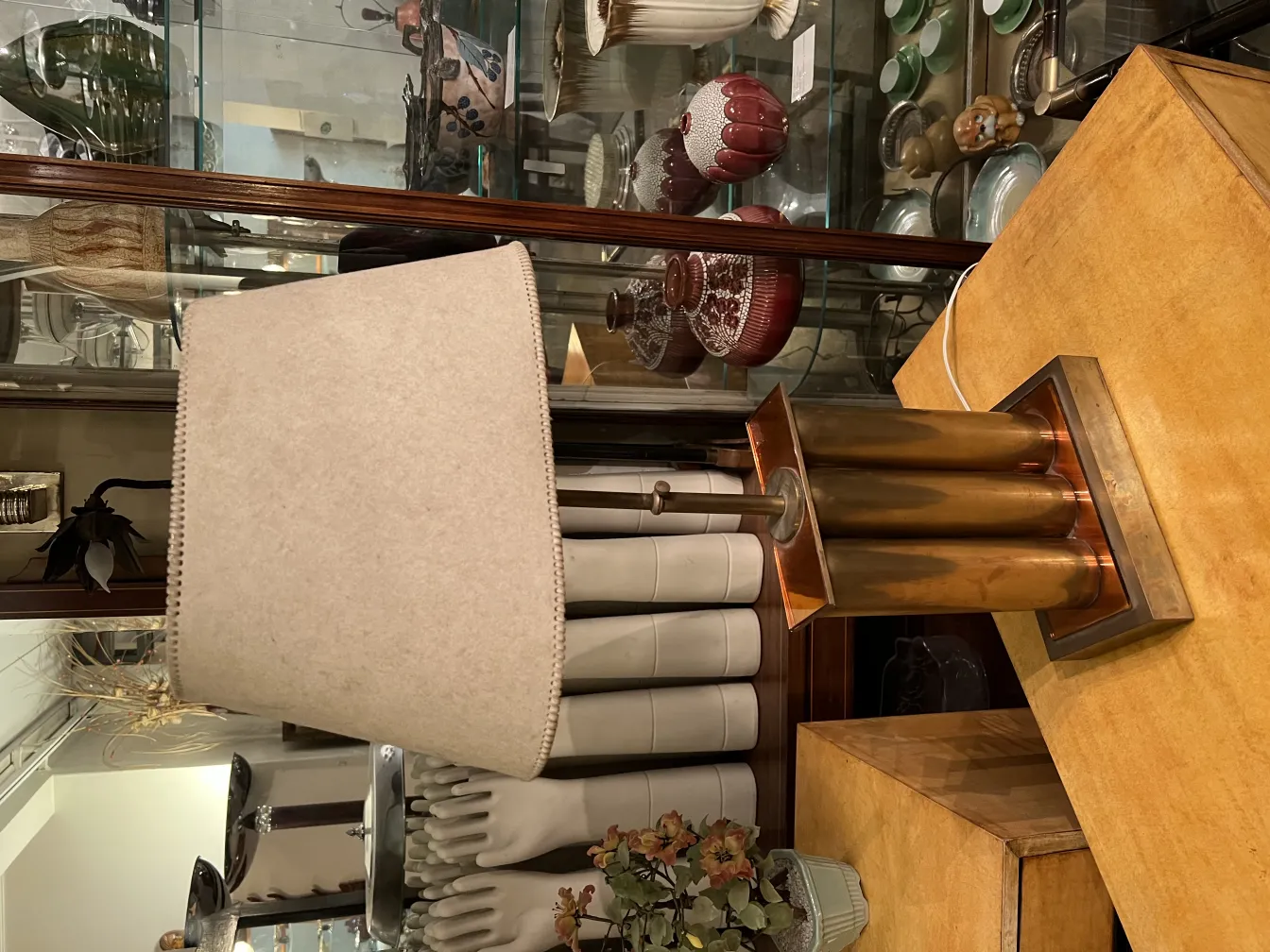 古董台灯，配有透明灯罩，怀旧环境