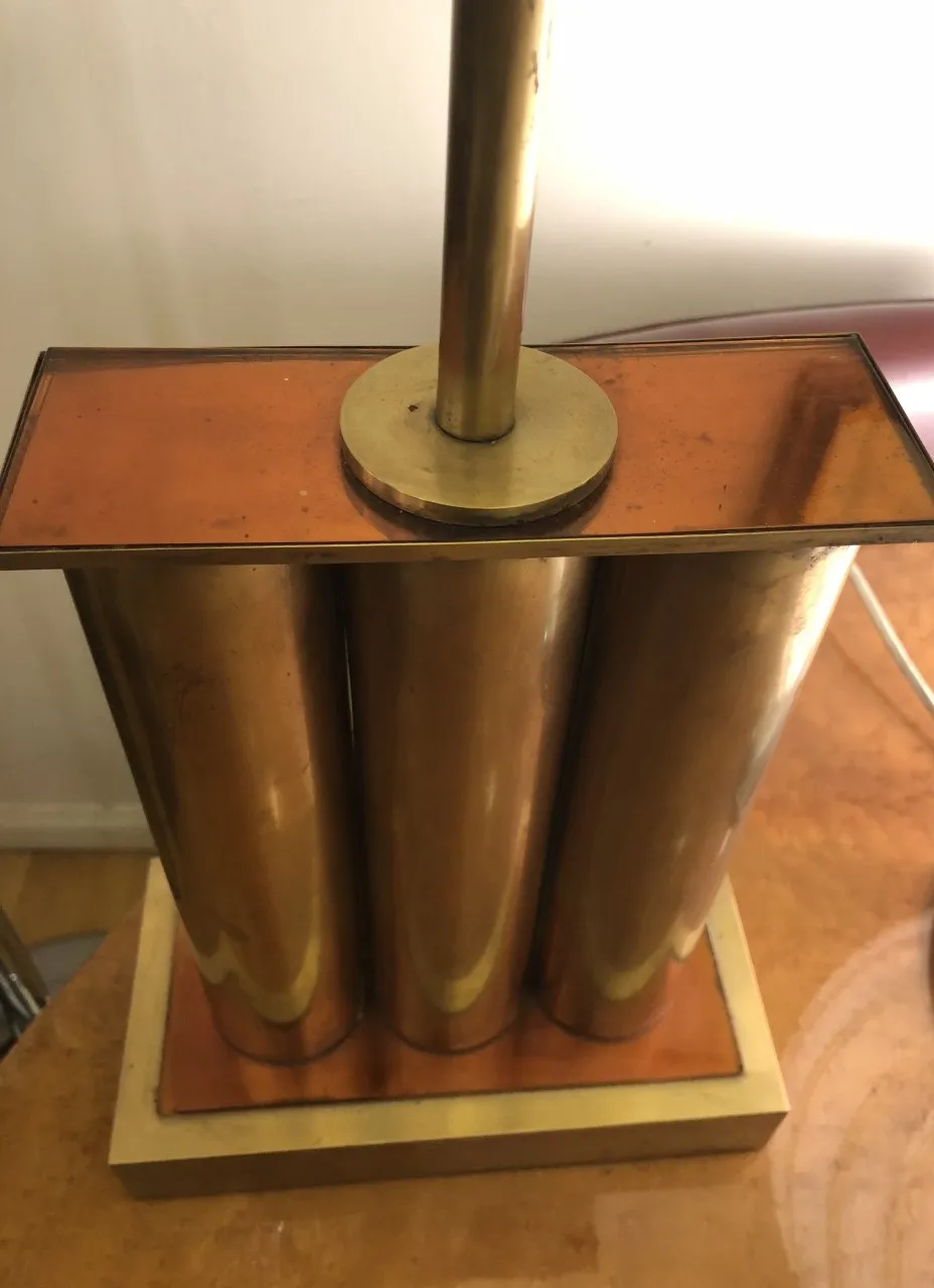 lampada da tavolo antica con design elegante e base mosaica, atmosfera calda