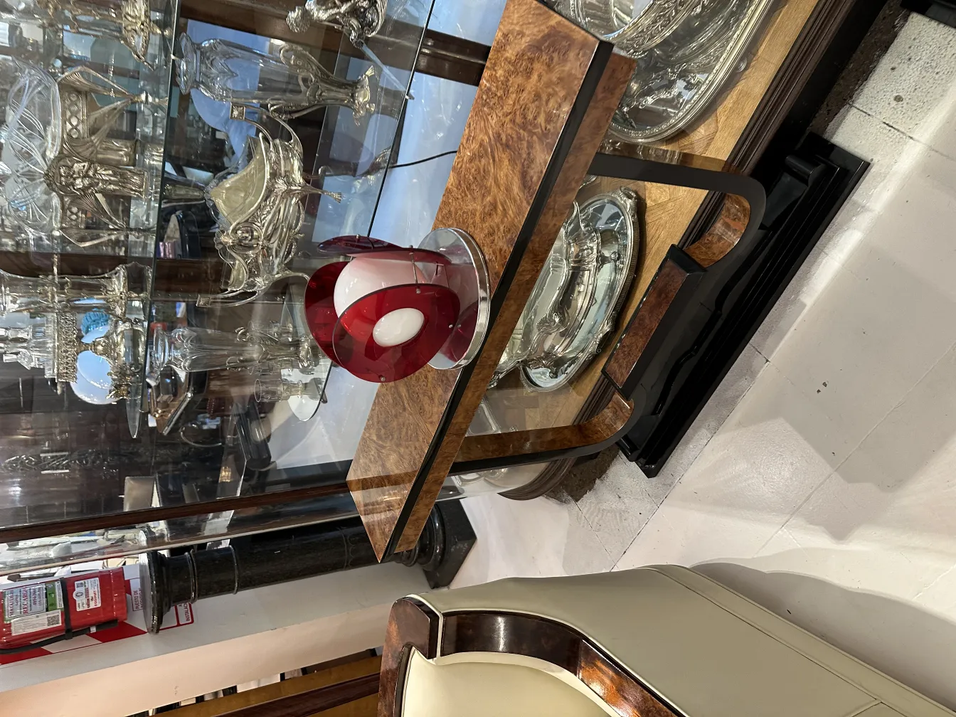 Lampada da tavolo antica con luce in un ambiente elegante.