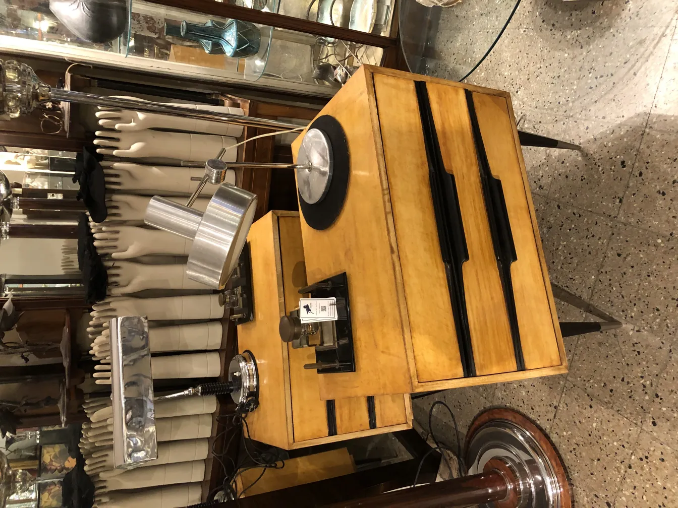 lampada da tavolo antica su un tavolo con cassetti