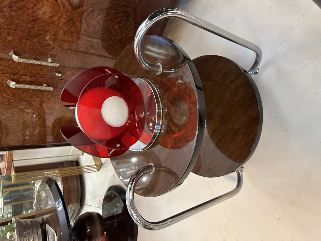 Lámpara de mesa antigua en forma de flor roja con base transparente