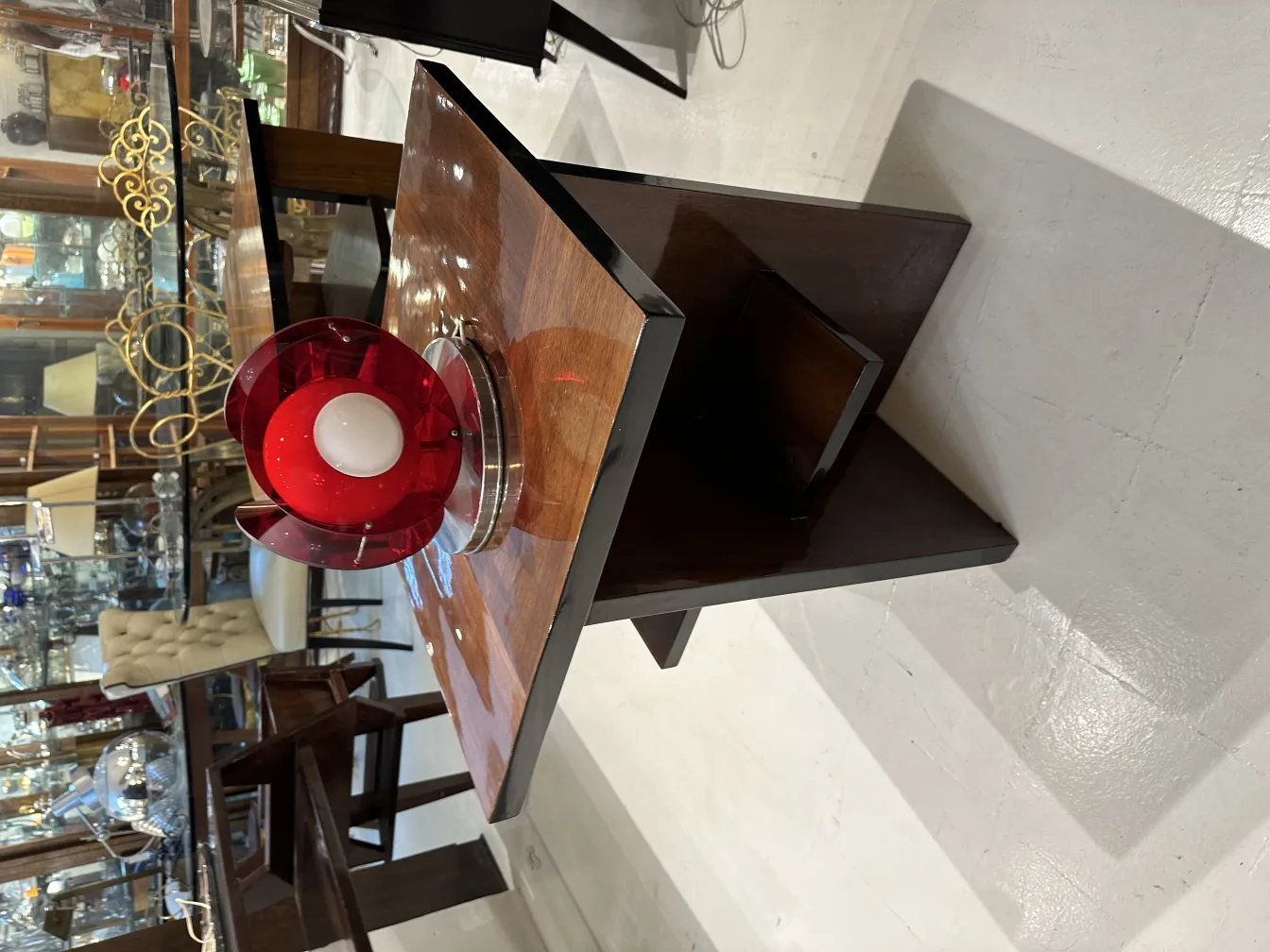 Antica lampada da tavolo rossa con design attraente in contesto decorativo.