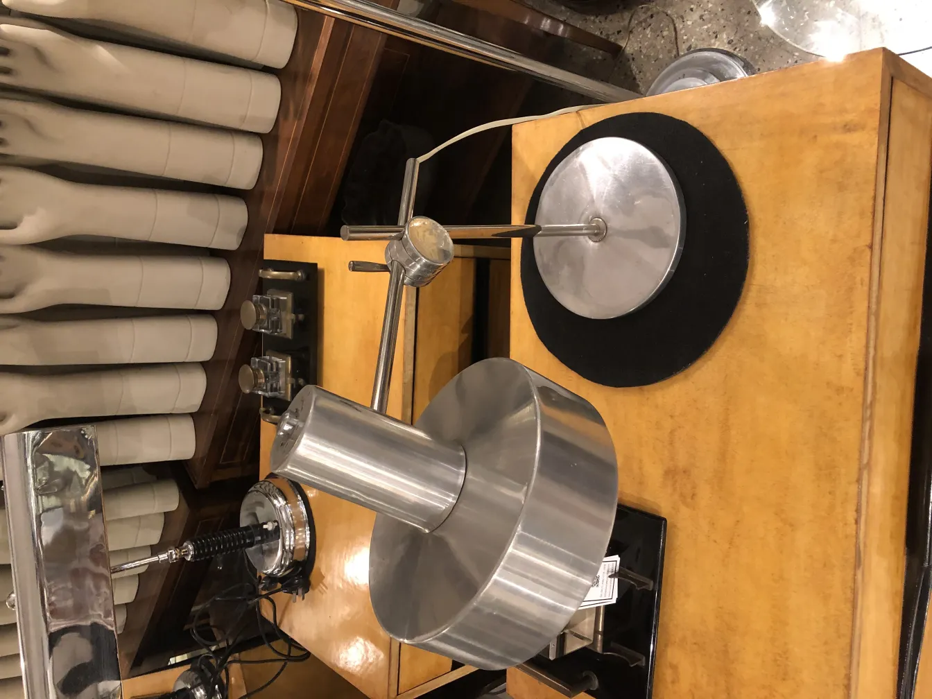 lampara de mesa antigua con diseño único, ambiente elegante