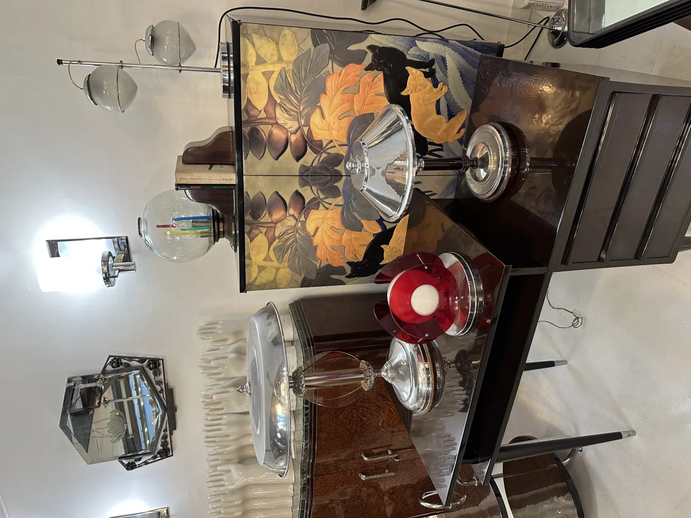 antiga luminária de mesa com base brilhante em decoração contemporânea