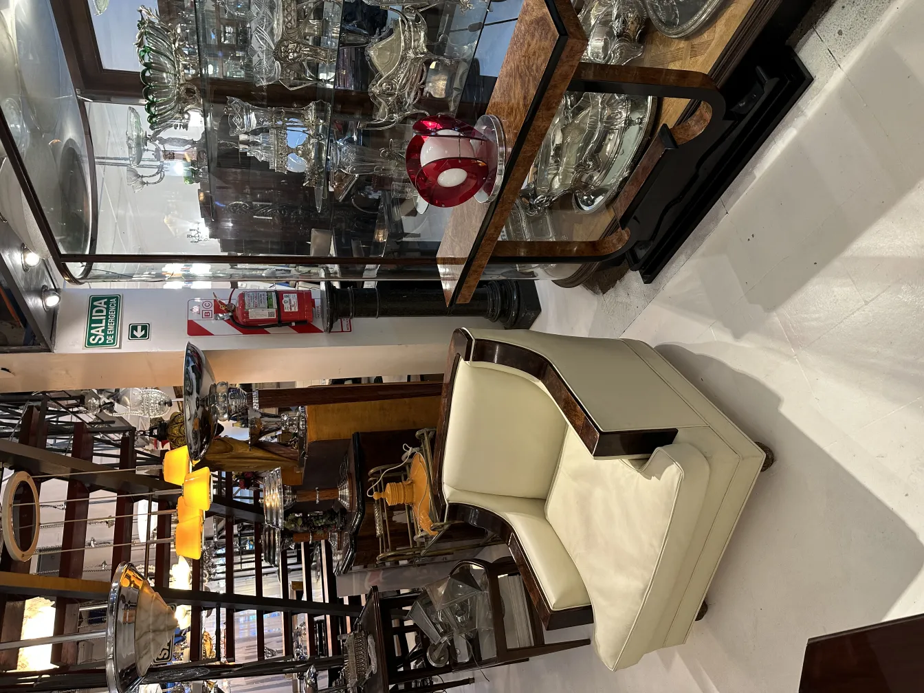 lampada da tavolo antica posizionata su un tavolo in legno in un ambiente decorativo circondata da eleganti antichità e illuminazione morbida