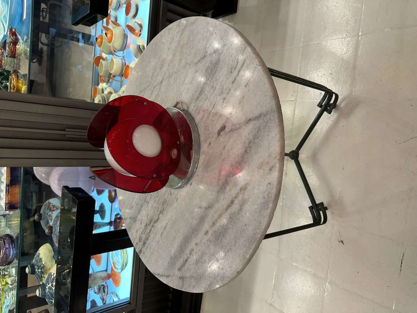 Uma luminária de mesa antiga com design decorativo e luz