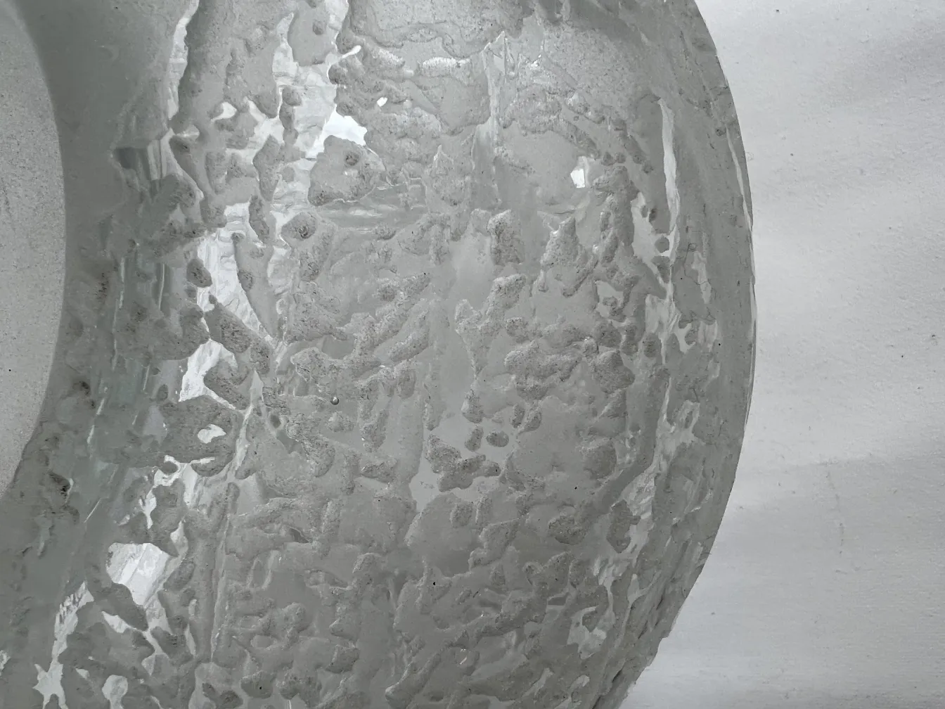 Lampe de bureau ancienne avec des détails et un design uniques